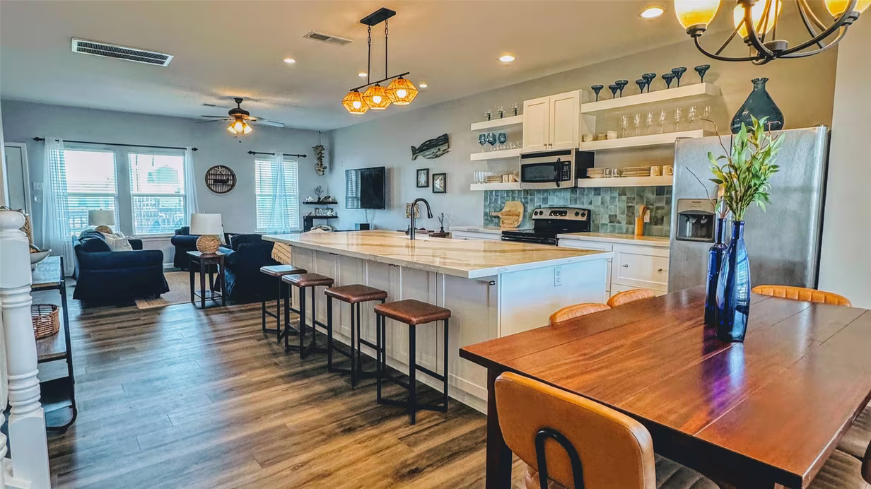 Photo 7 of 12930 Buccaneer Parkway, Freeport, TX
