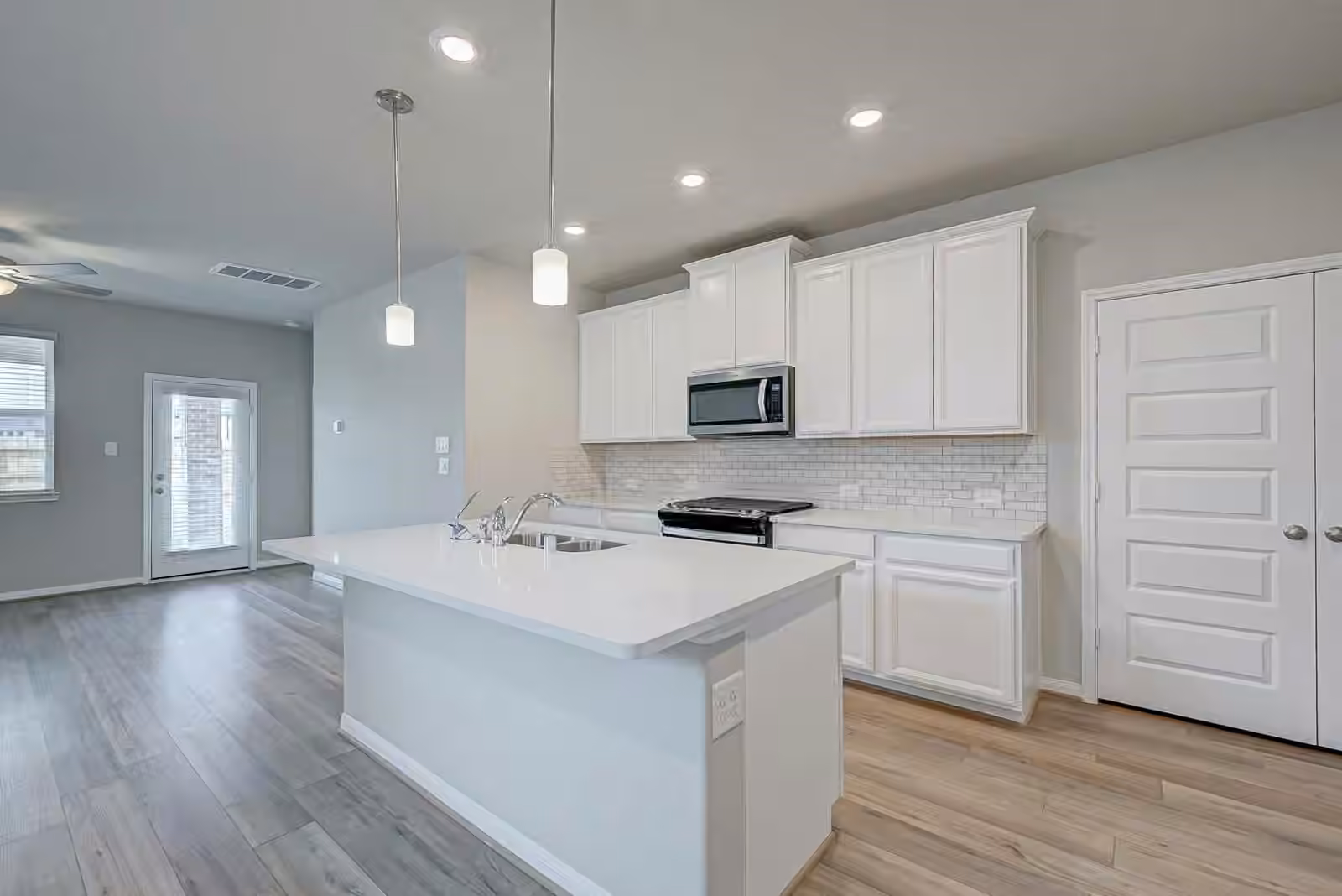 Photo 3 of 17613 Rosette Grass Drive, Conroe, TX