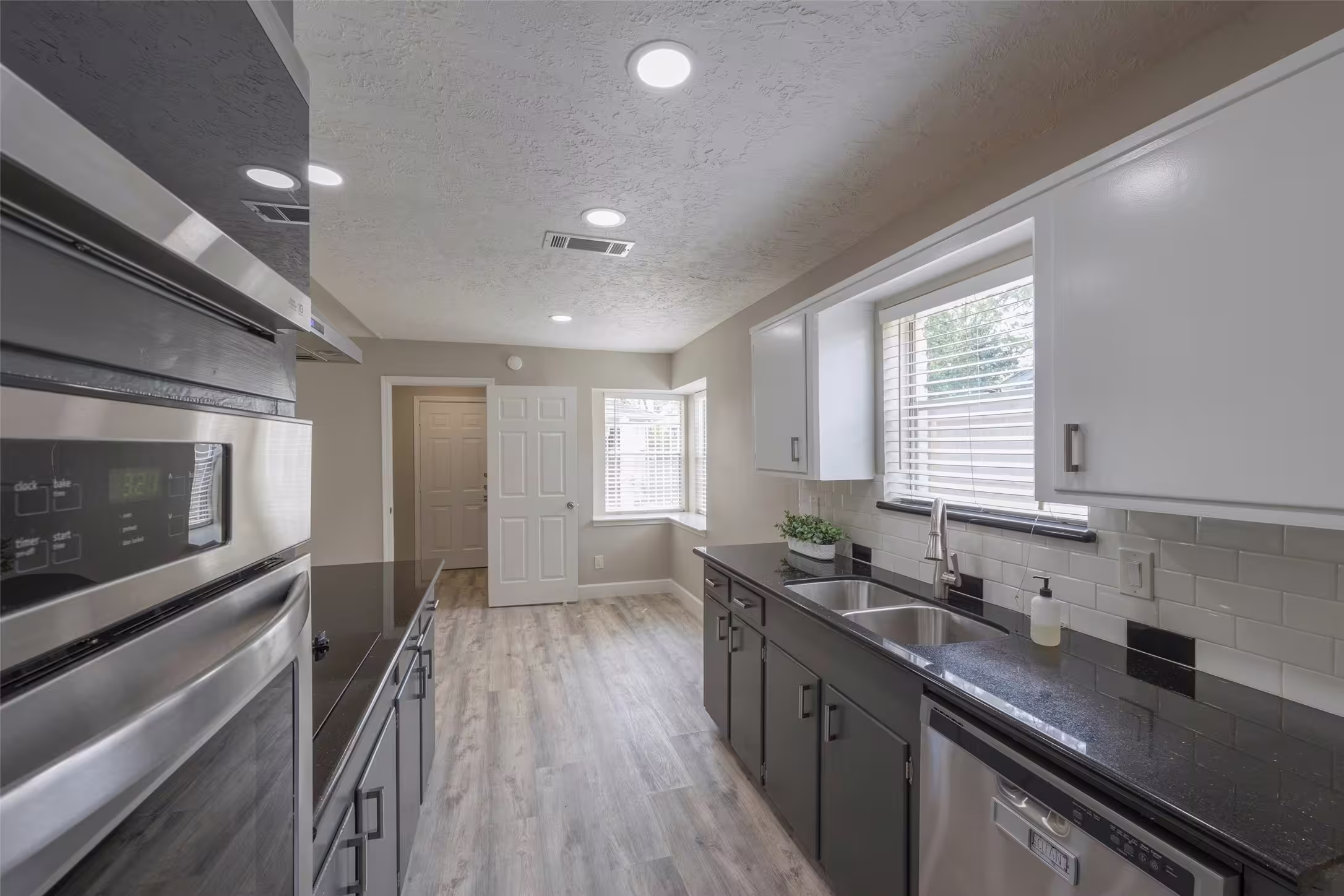 Photo 4 of 9315 Fairdale Lane, Houston, TX
