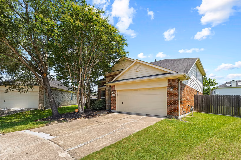 Photo 2 of 2701 Shallow Falls Court, Pearland, TX