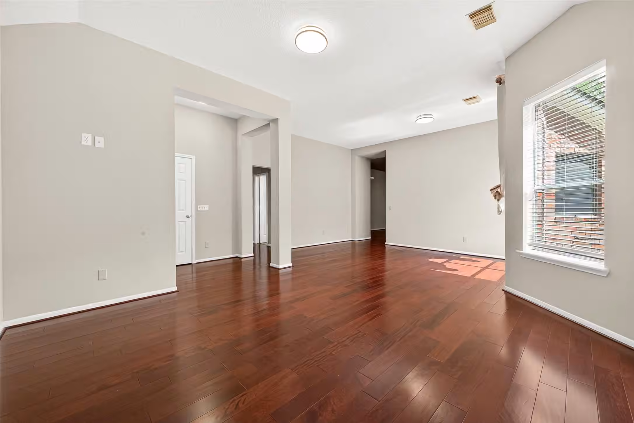 Photo 5 of 9846 N Villa Drive, Houston, TX
