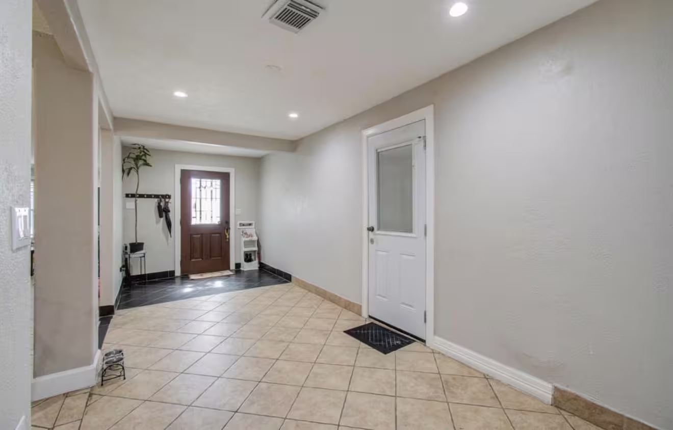 Photo 4 of 5423 N Shady Creek Drive, Houston, TX