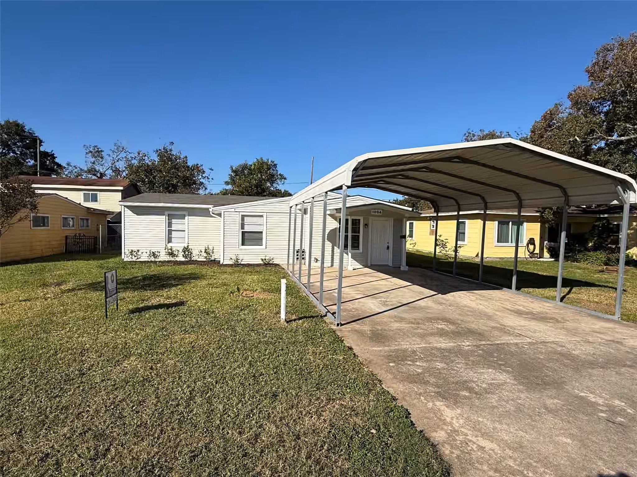 Photo 2 of 1004 S 2nd Street, La Porte, TX