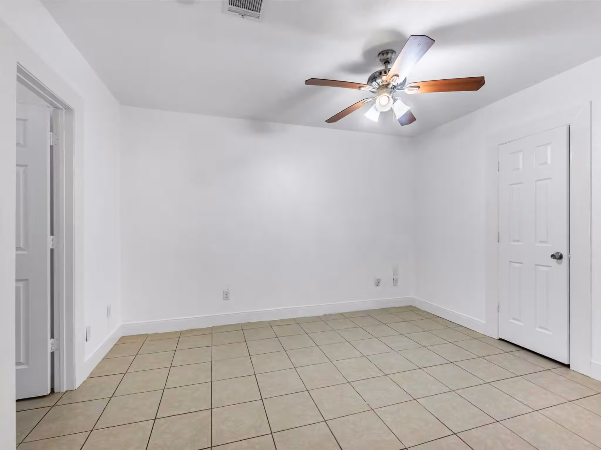 Photo 4 of 838 Rosewick Street, Houston, TX