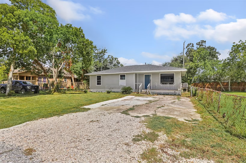Photo 2 of 234 Bay Oaks Drive, La Porte, TX