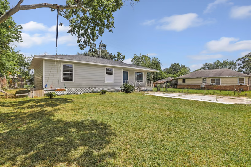 Photo 3 of 234 Bay Oaks Drive, La Porte, TX