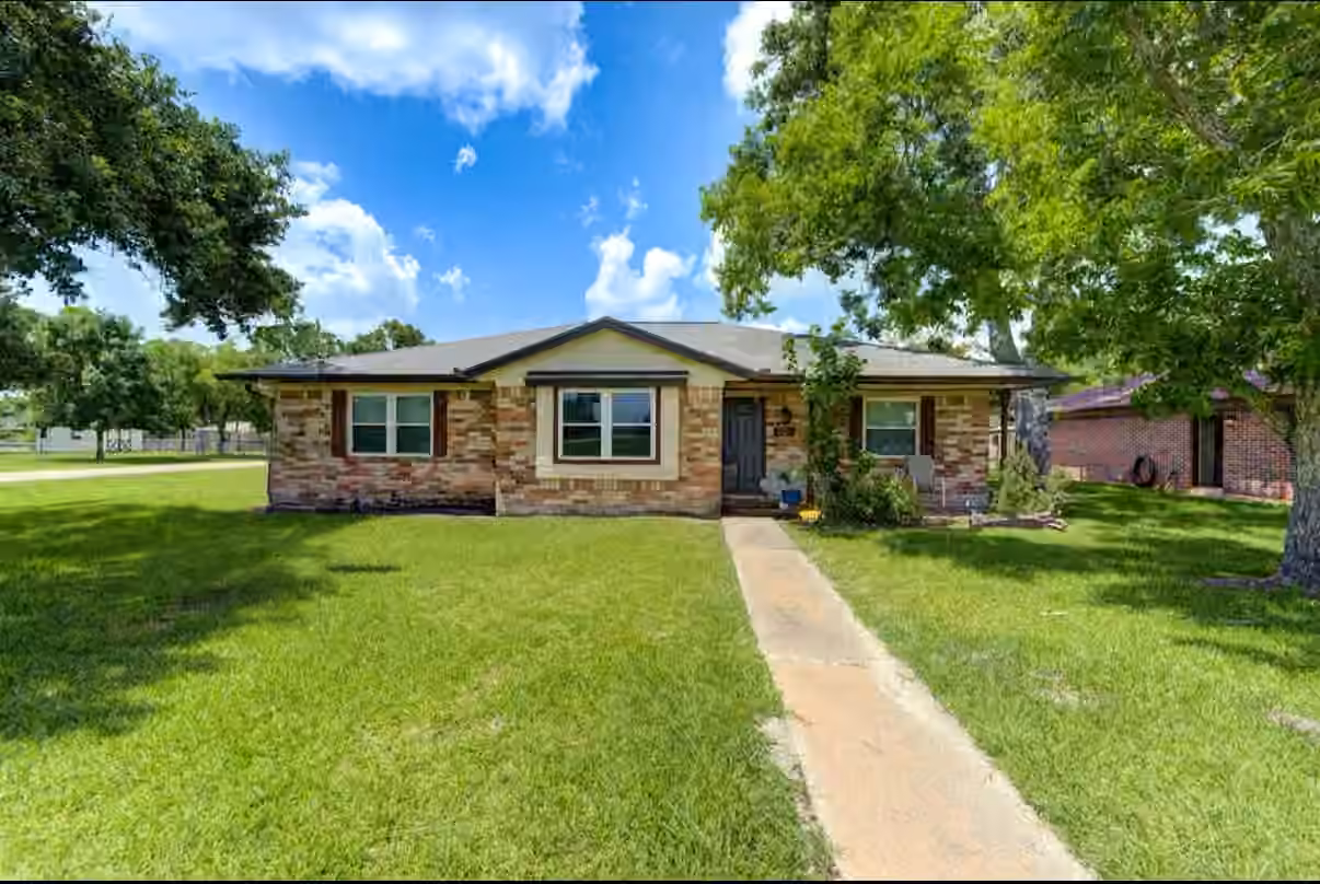Photo of 1226 Ave H, Danbury, TX