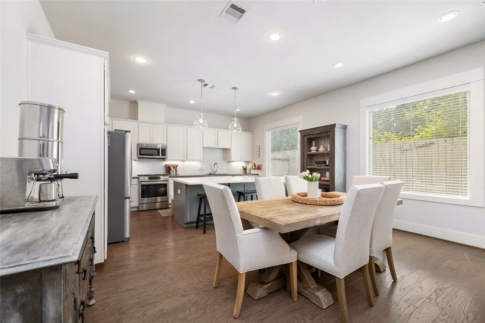 Photo 5 of 808 Woodcrest Drive A, Houston, TX
