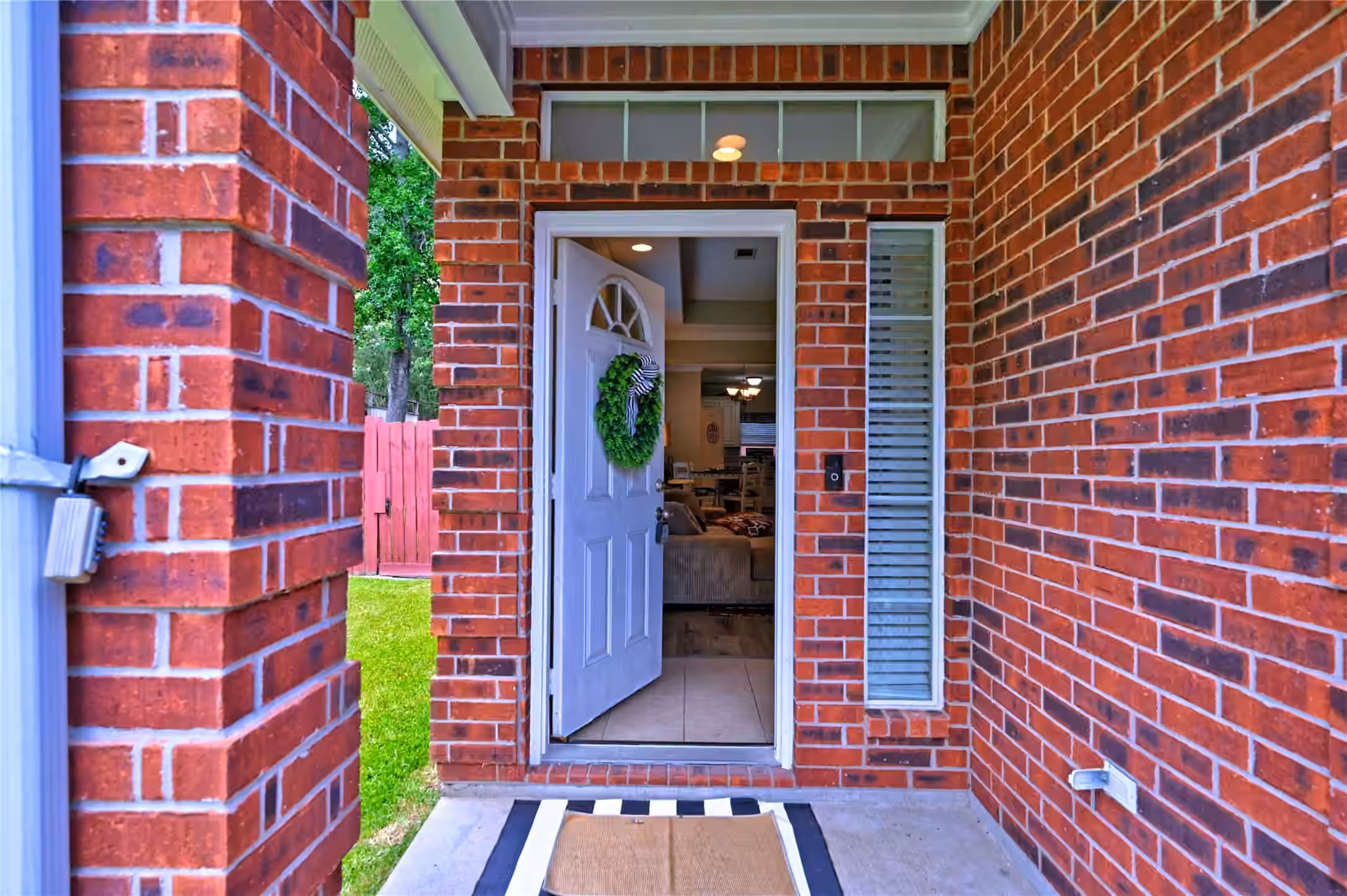 Photo 6 of 422 E Hunting Tower Run, Conroe, TX