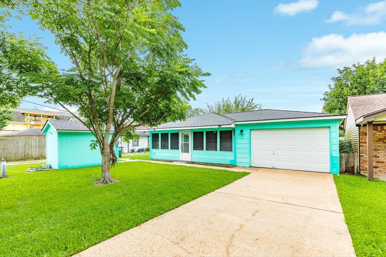 Photo 4 of 127 Bastrop Bayou Drive, Angleton, TX