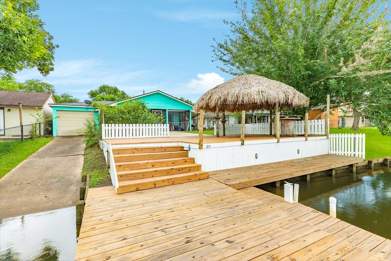 Photo 5 of 127 Bastrop Bayou Drive, Angleton, TX