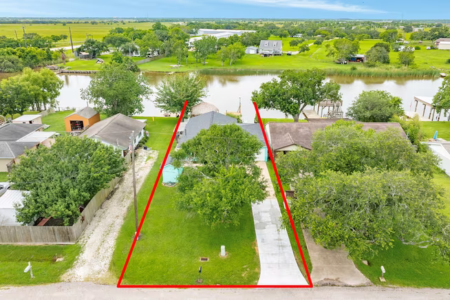 Photo 7 of 127 Bastrop Bayou Drive, Angleton, TX