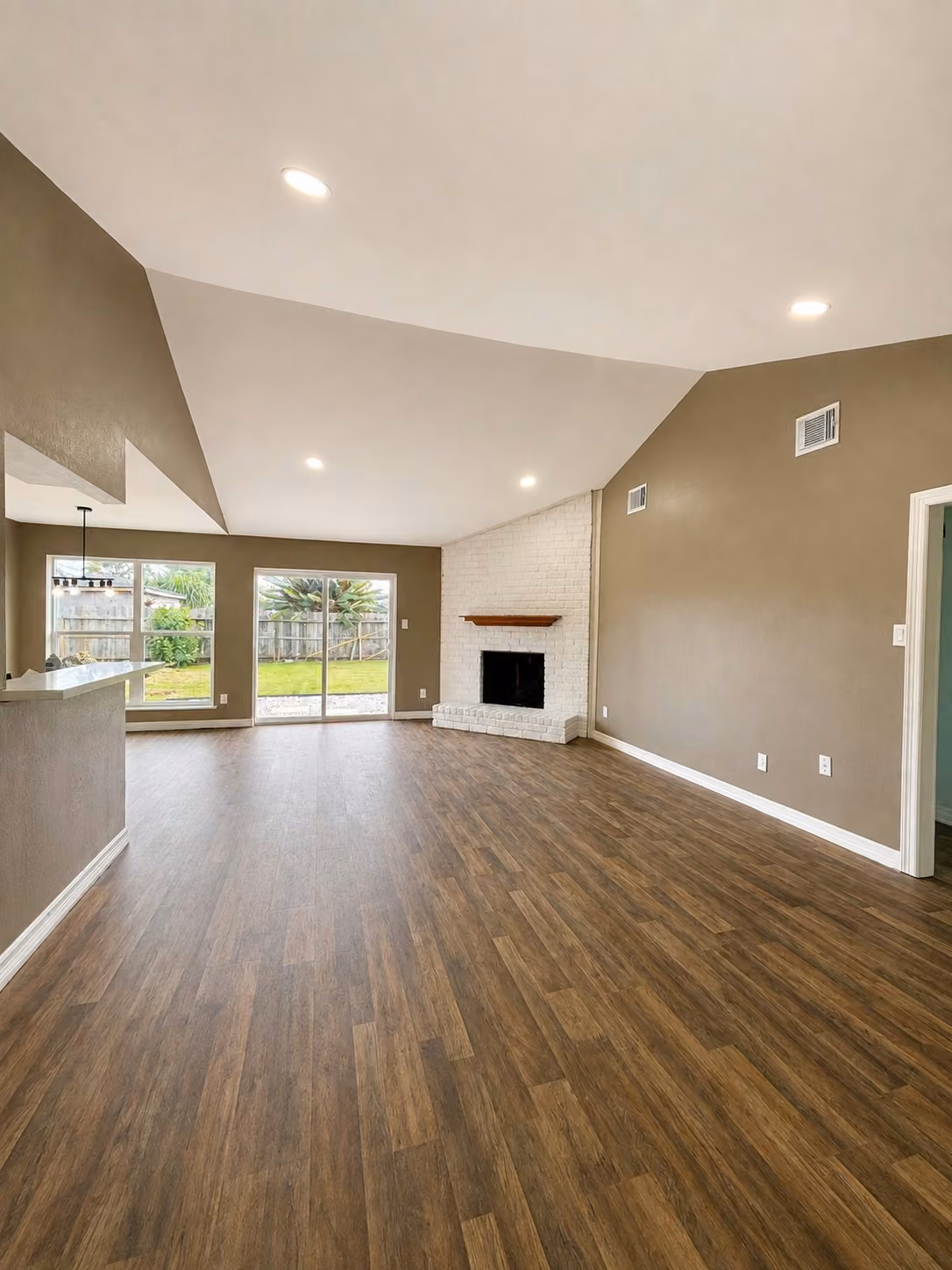 Photo 2 of 10942 Dunvegan Way, Houston, TX