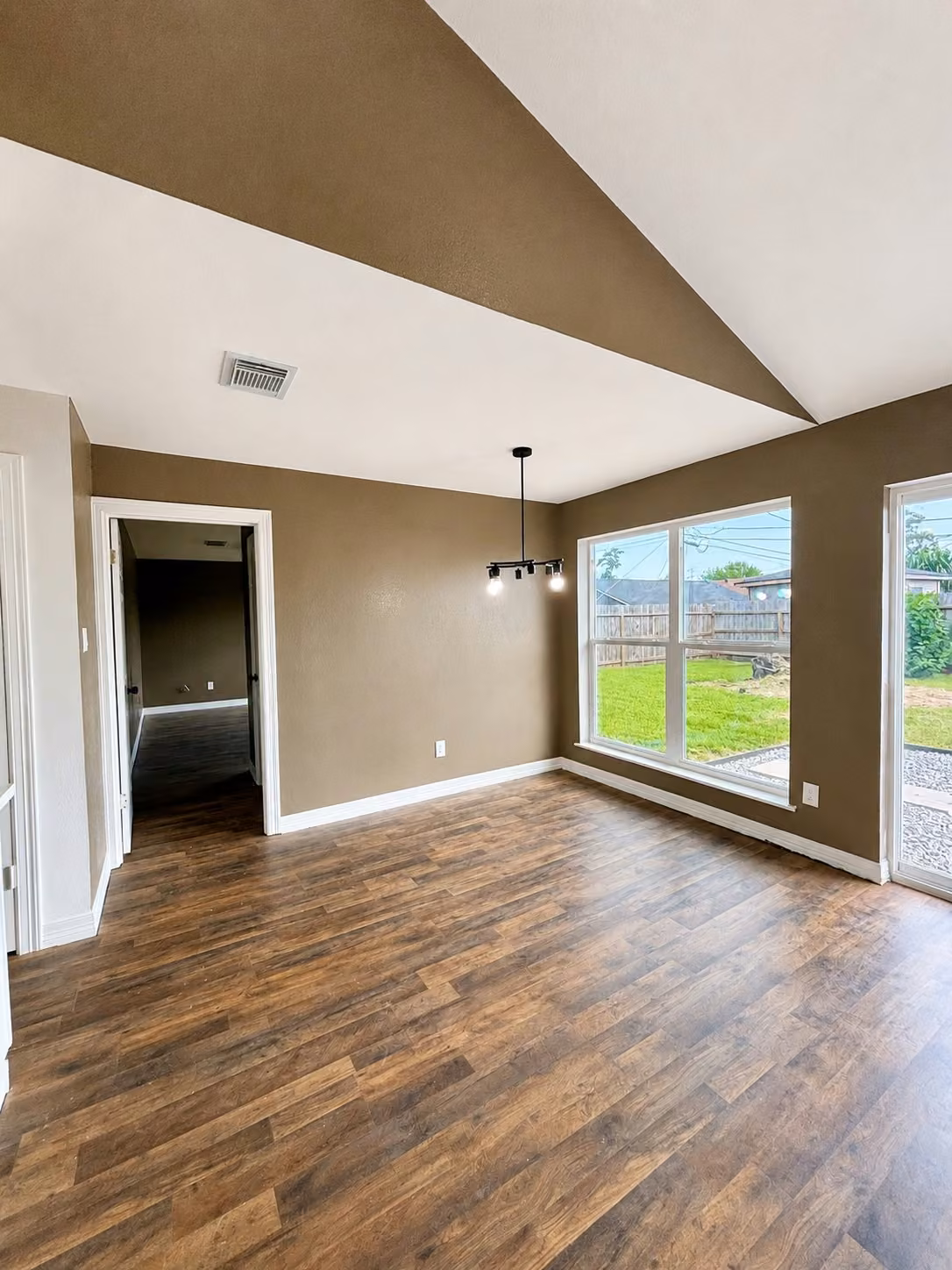 Photo 3 of 10942 Dunvegan Way, Houston, TX