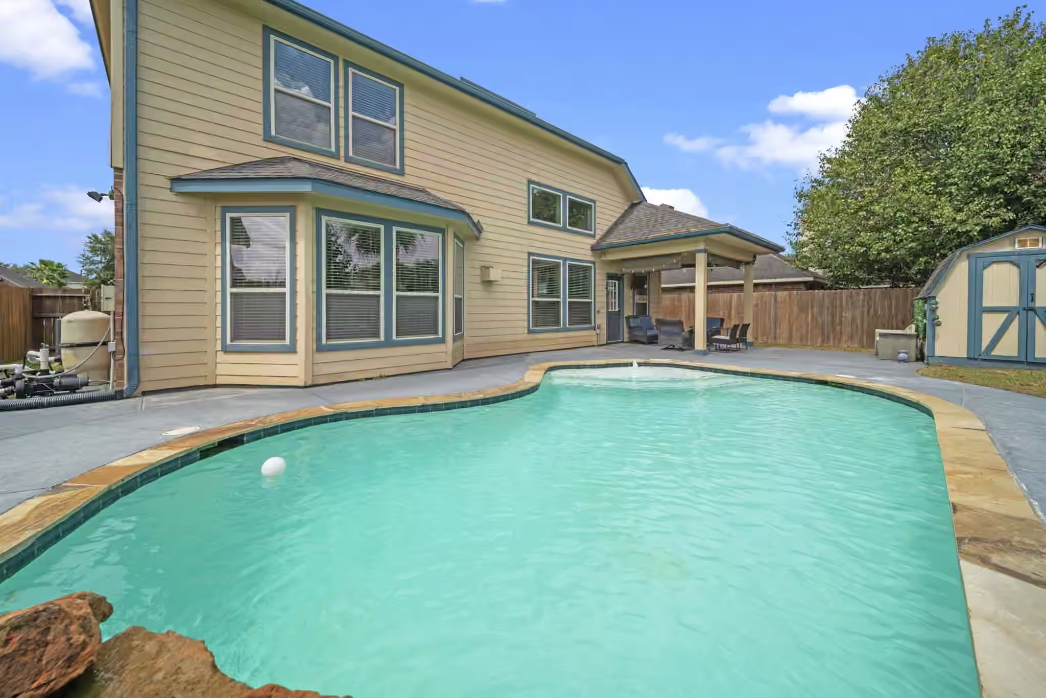 Photo 2 of 2413 Quiet Arbor Lane, Pearland, TX
