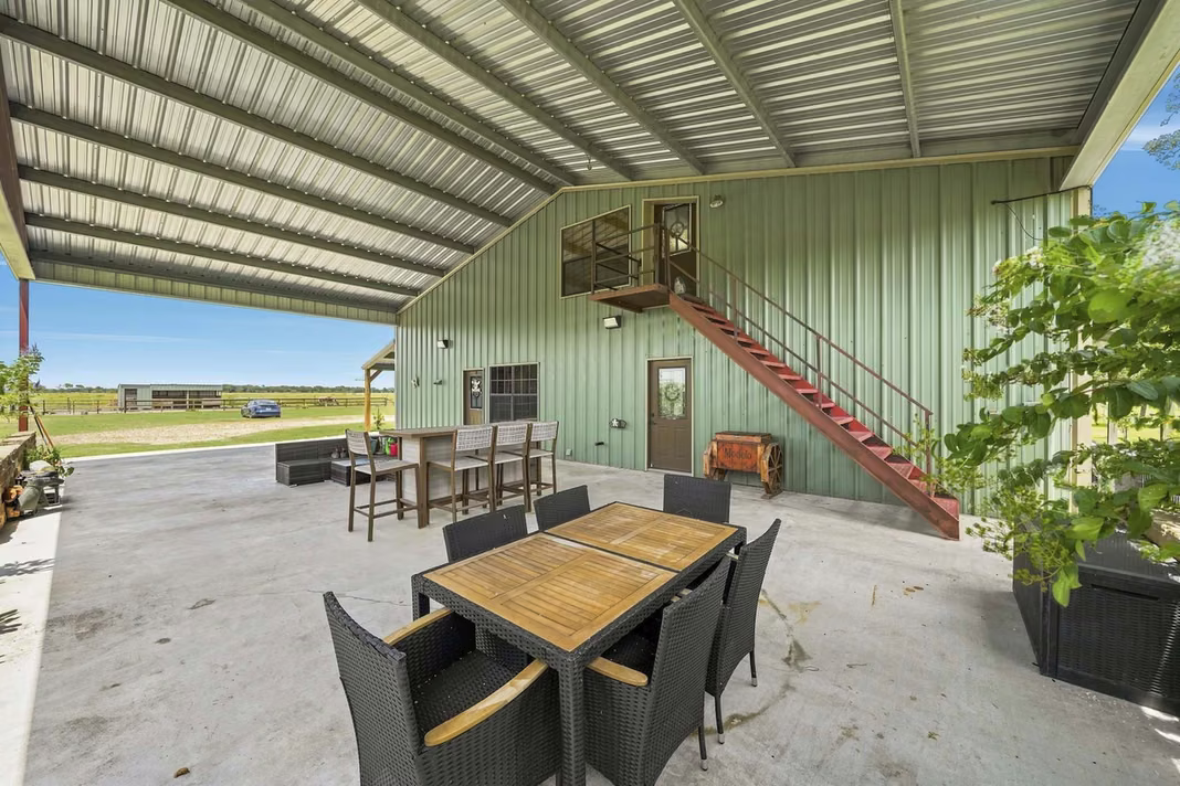 Photo 2 of 1604 County Road 370, El Campo, TX