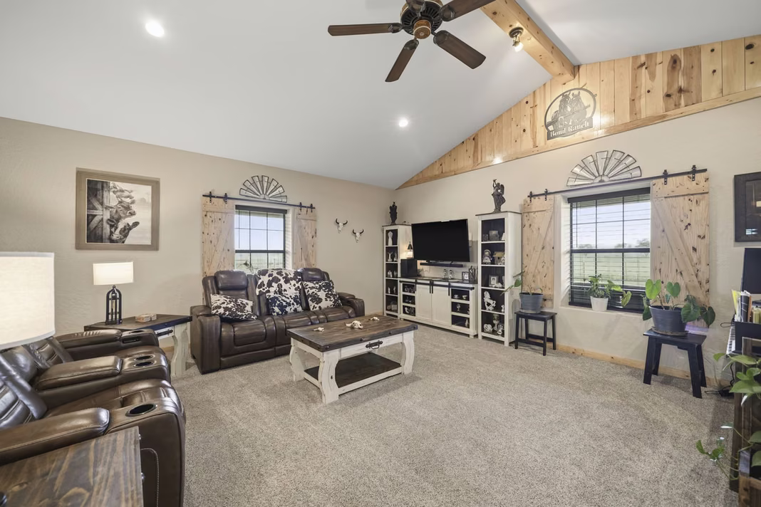 Photo 7 of 1604 County Road 370, El Campo, TX
