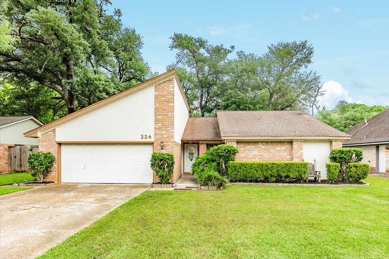 Photo of 224 Banyan Street, Lake Jackson, TX 77566