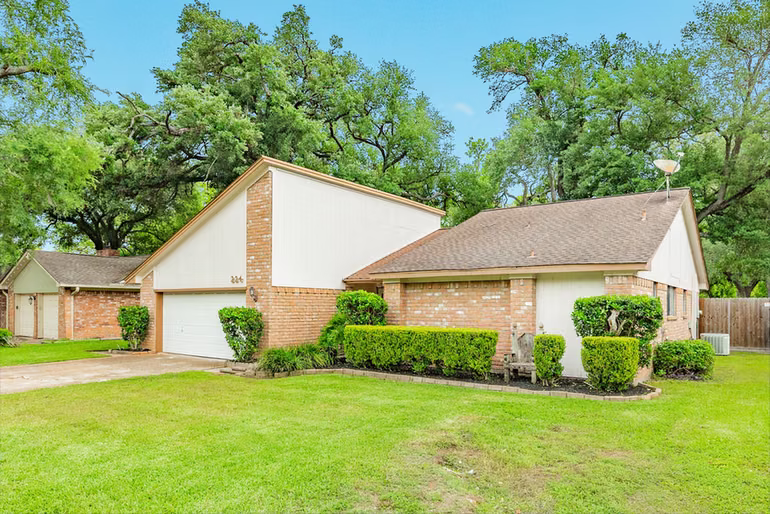 Photo 2 of 224 Banyan Street, Lake Jackson, TX