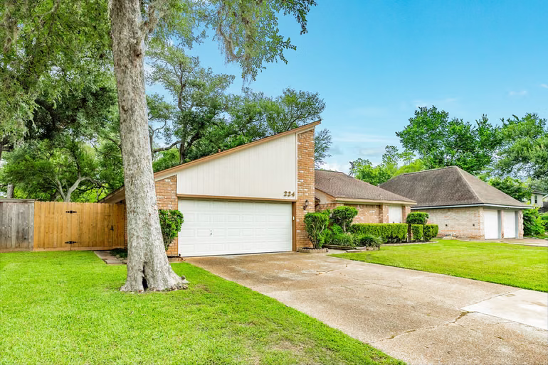 Photo 3 of 224 Banyan Street, Lake Jackson, TX