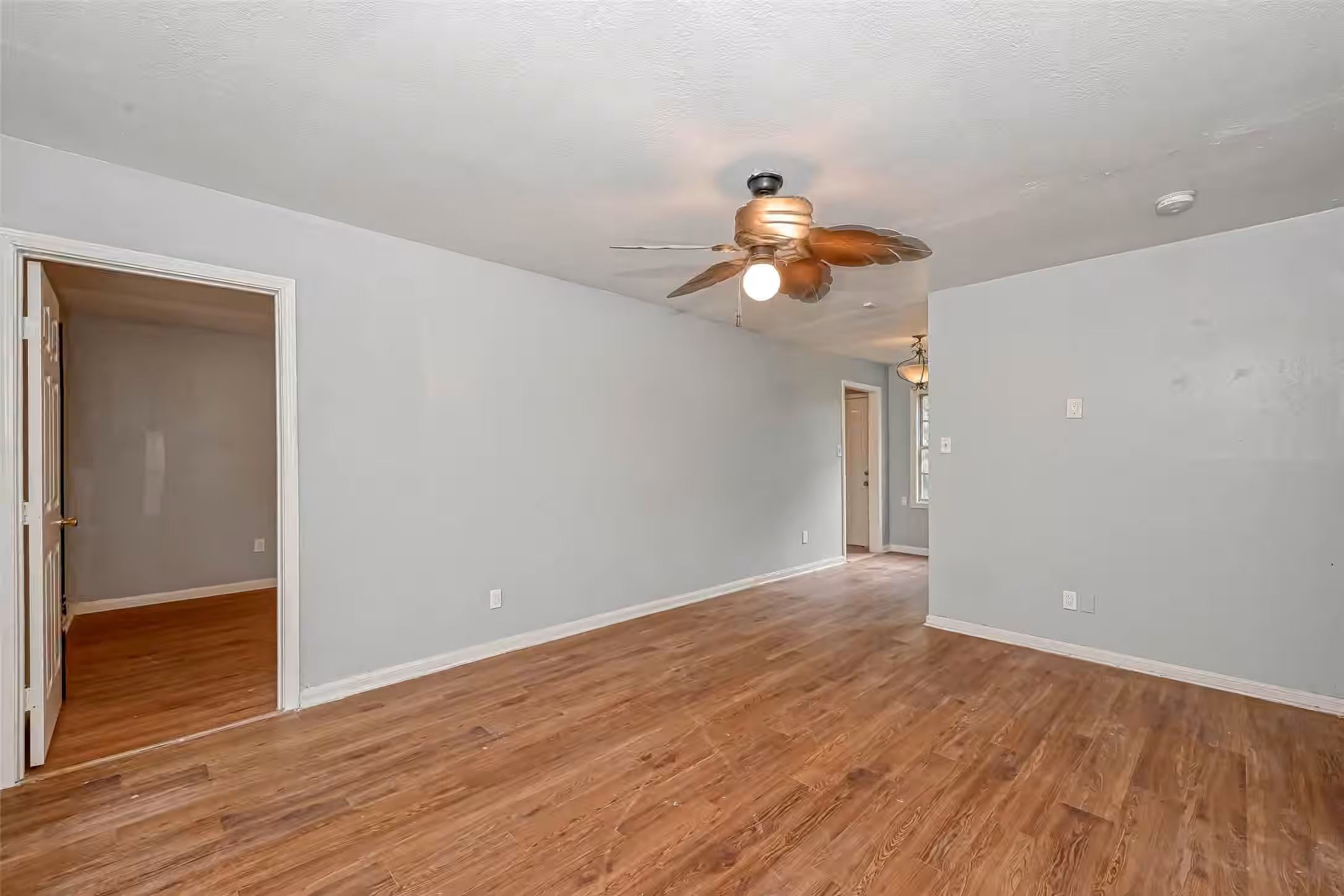 Photo 3 of 5707 Lakefield Drive, Houston, TX
