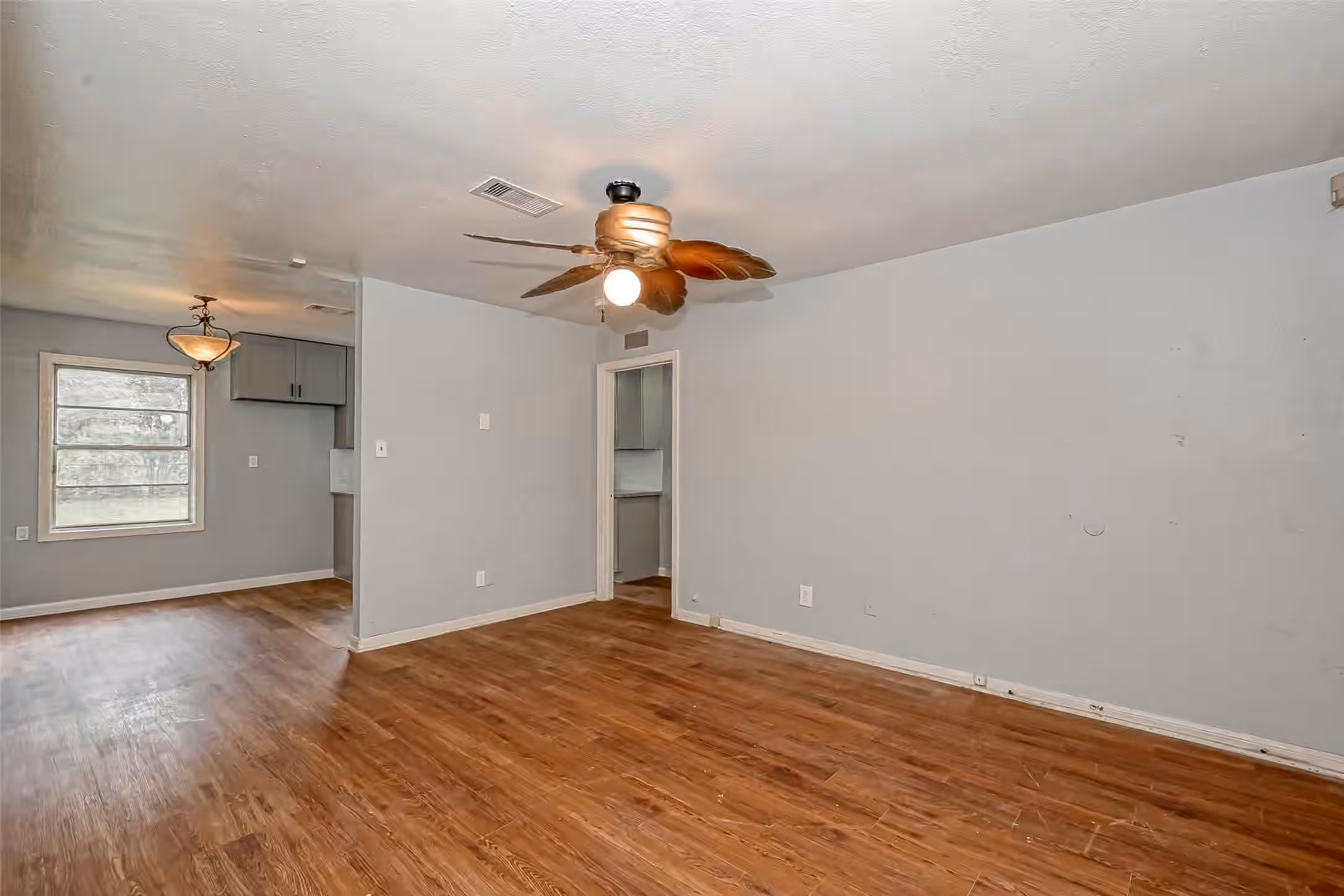 Photo 4 of 5707 Lakefield Drive, Houston, TX
