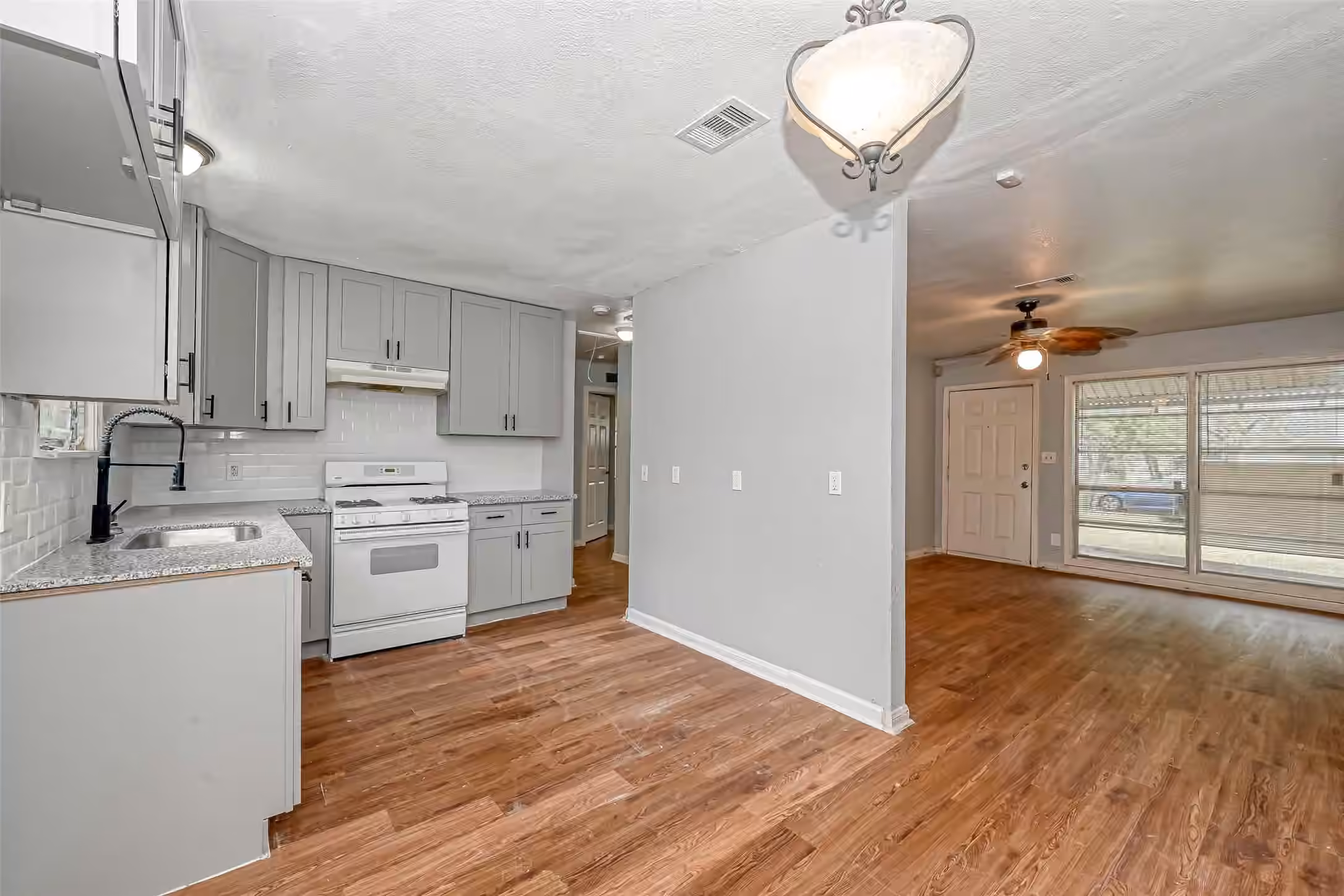 Photo 5 of 5707 Lakefield Drive, Houston, TX