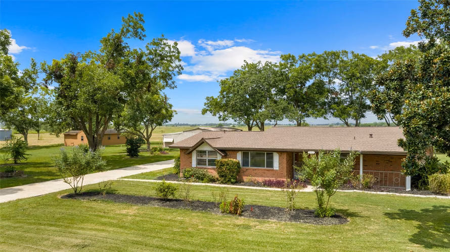 Photo 4 of 215 Lakeview Lane, El Campo, TX