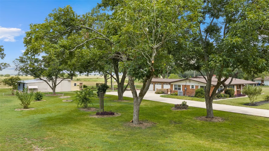Photo 5 of 215 Lakeview Lane, El Campo, TX