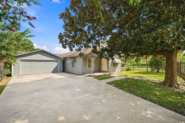 Photo 3 of 319 W 1st Street, Crosby, TX
