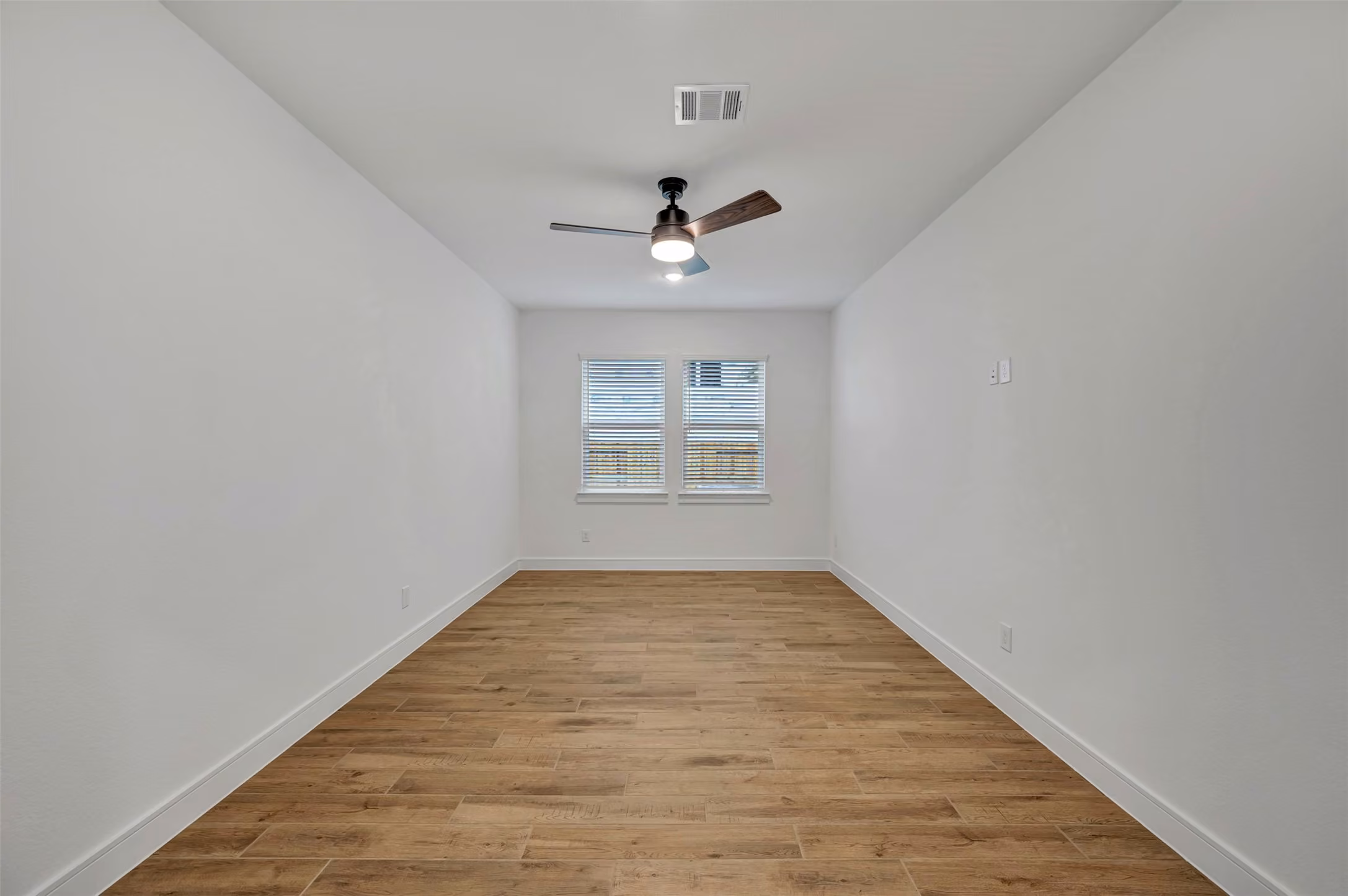Photo 5 of 12106 Upper Meadows Avenue, Mont Belvieu, TX
