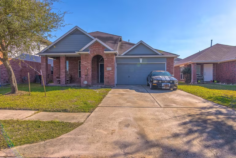 Photo 2 of 10303 Mills Run Drive, Houston, TX