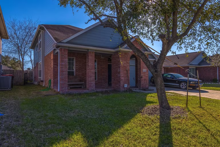 Photo 3 of 10303 Mills Run Drive, Houston, TX