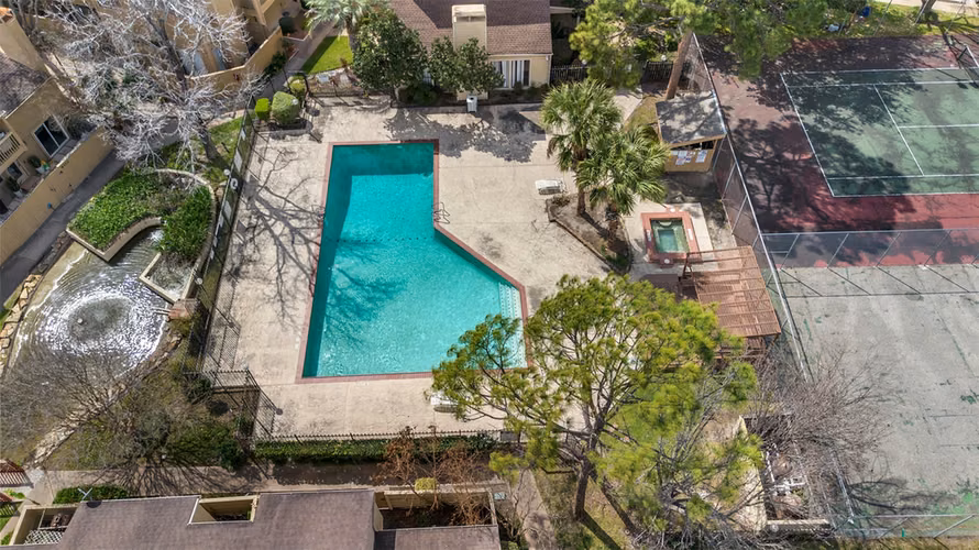 Photo 3 of 9371 Pagewood Lane, Houston, TX