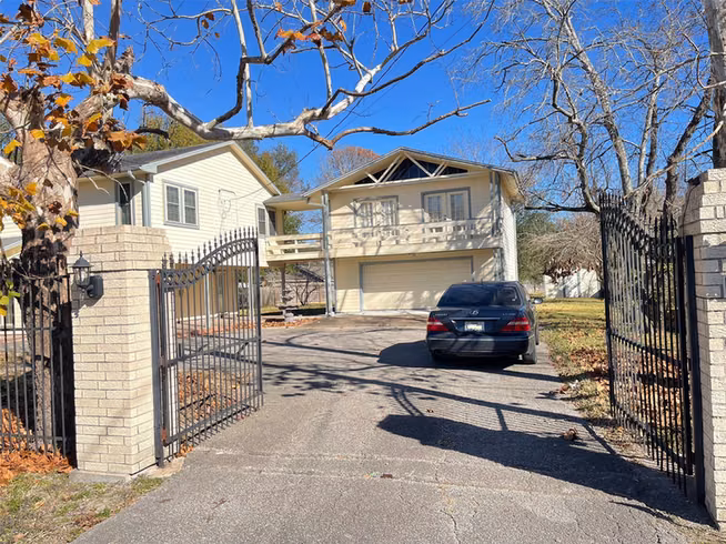Photo 3 of 2232 Hoskins Drive, Houston, TX