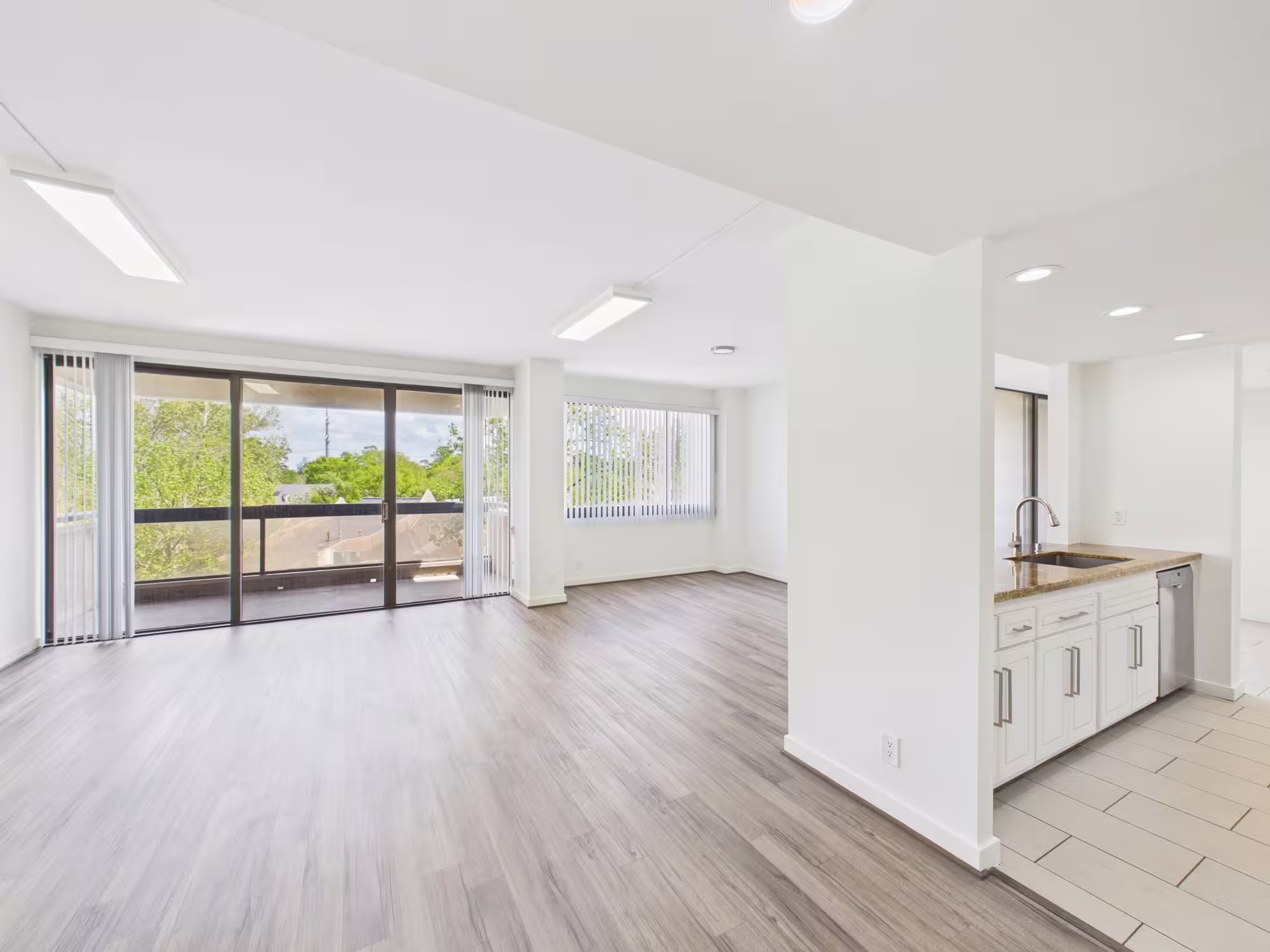 Photo 4 of 49 Briar Hollow Lane 304, Houston, TX