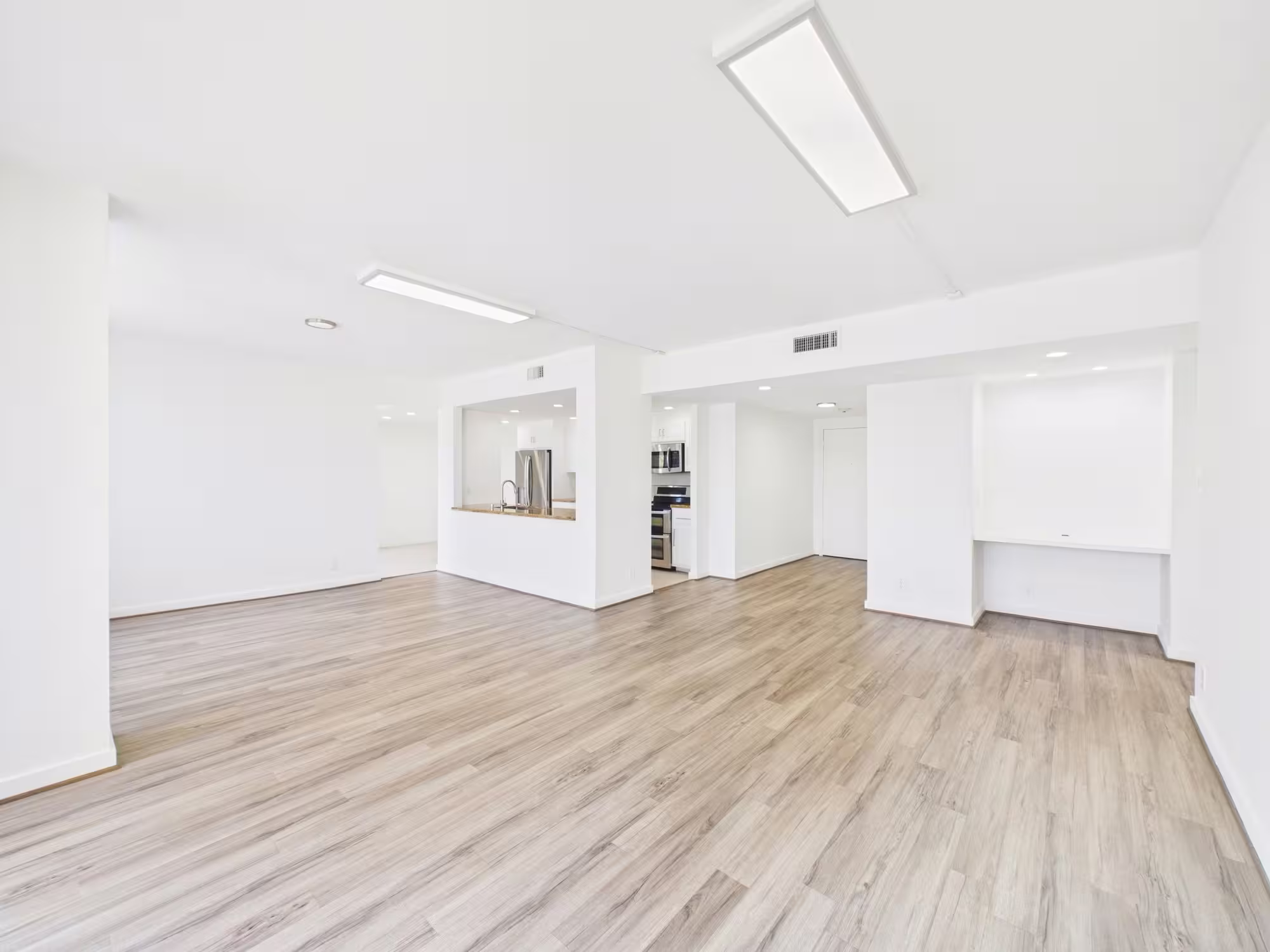 Photo 5 of 49 Briar Hollow Lane 304, Houston, TX