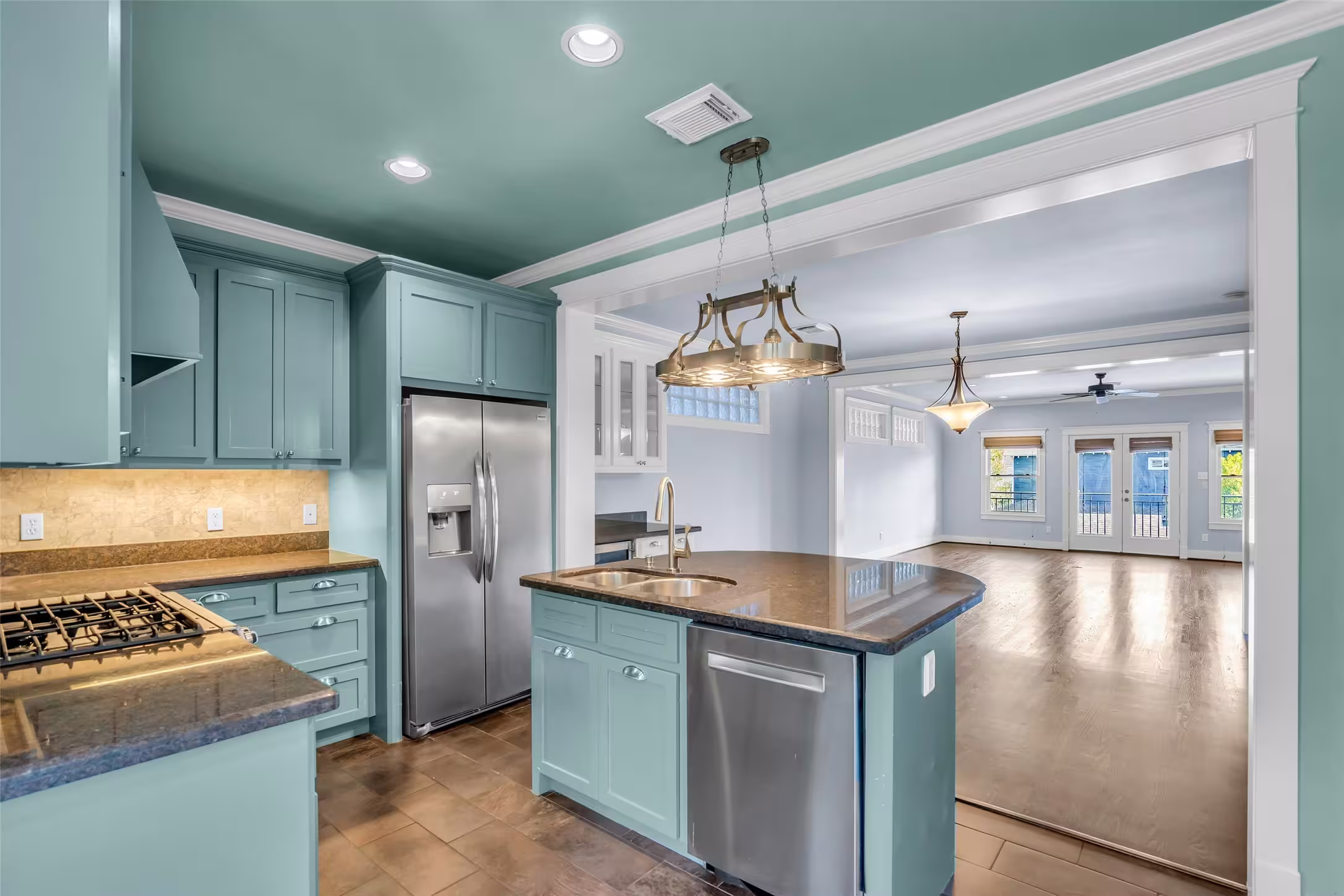 Photo 2 of 236 E Woodland Street, Houston, TX