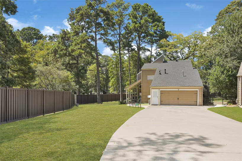 Photo 2 of 111 Springs Edge Drive, Conroe, TX