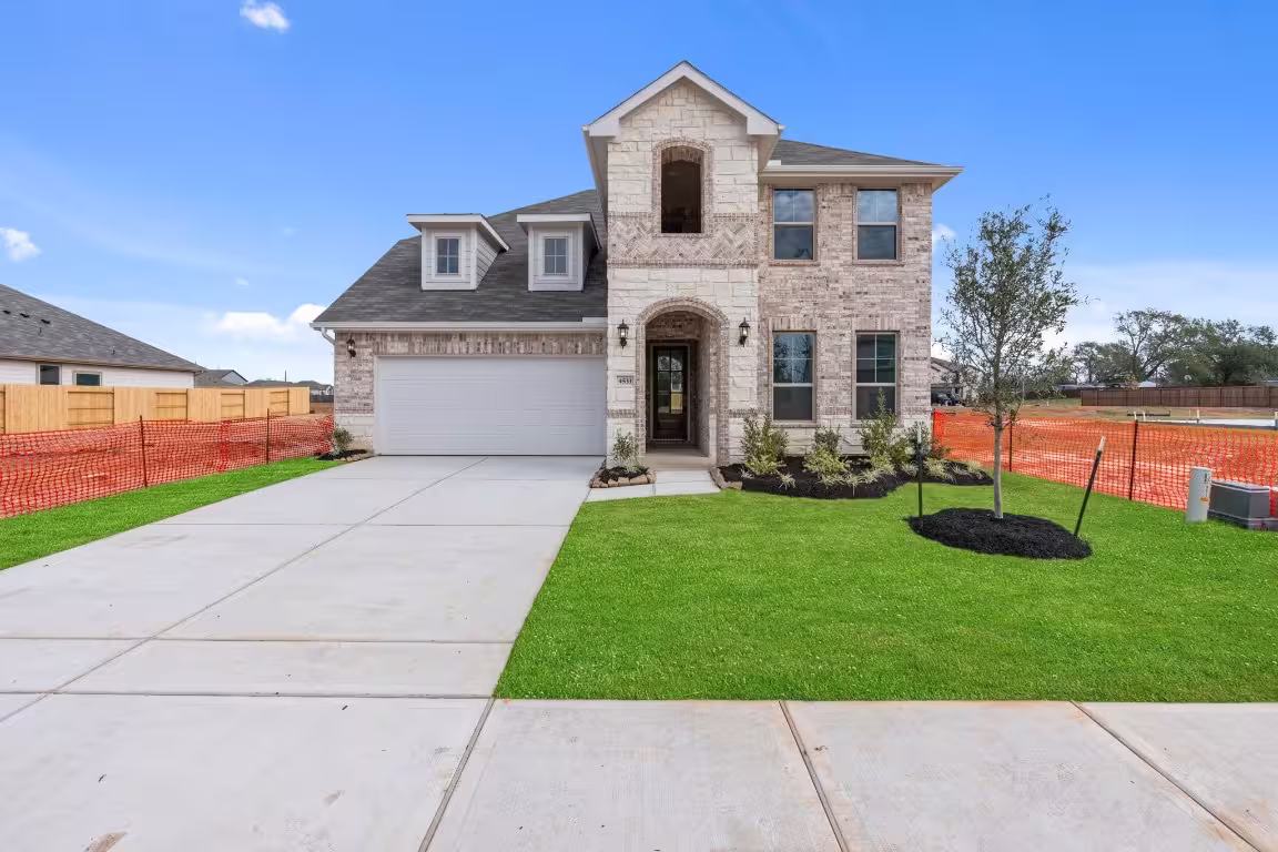 Photo 2 of 4533 Blue Mountain Laurel Street, Pinehurst, TX