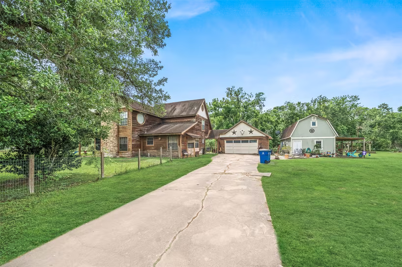 Photo 2 of 154 Pin Oak Drive, Angleton, TX