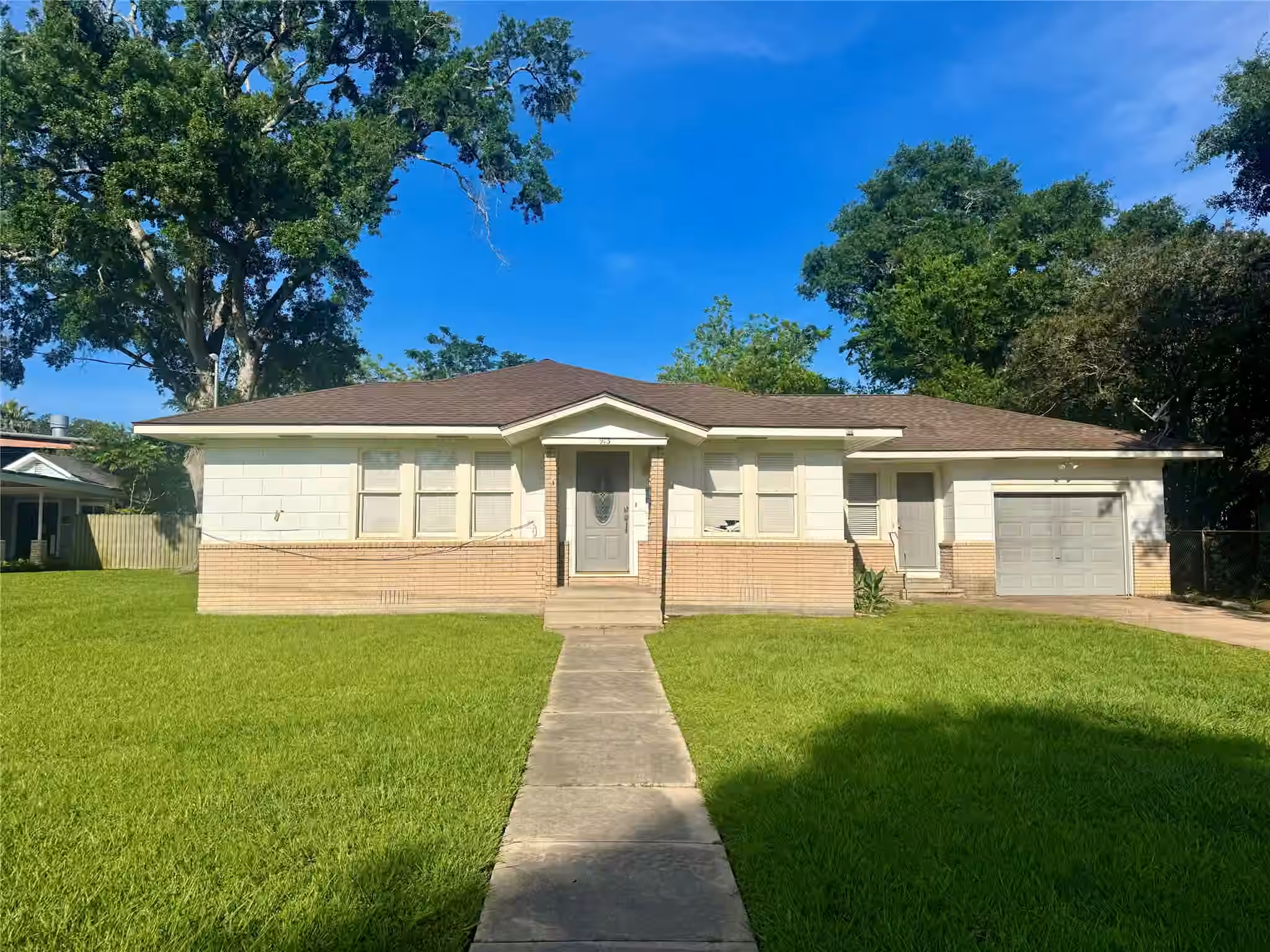 Photo of 913 Fowlkes Street, Sealy, TX 77474