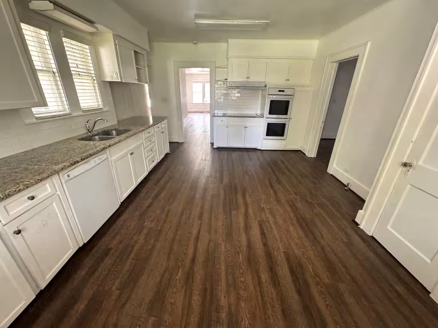Photo 3 of 913 Fowlkes Street, Sealy, TX