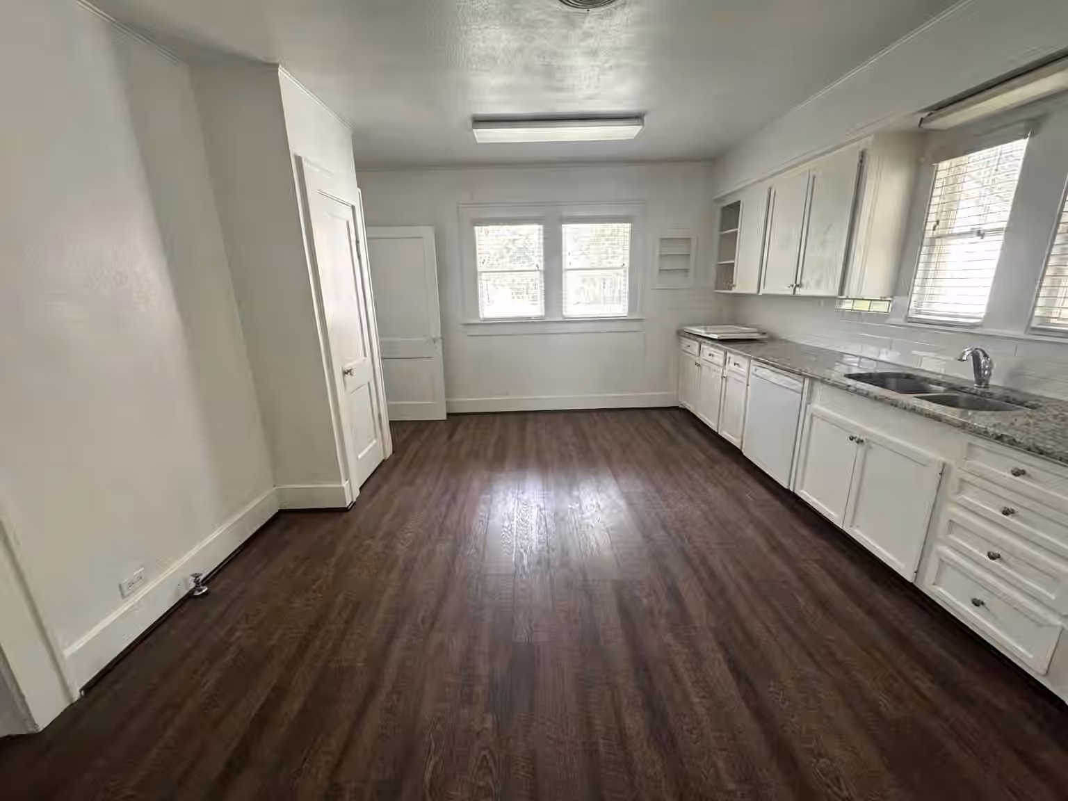 Photo 4 of 913 Fowlkes Street, Sealy, TX