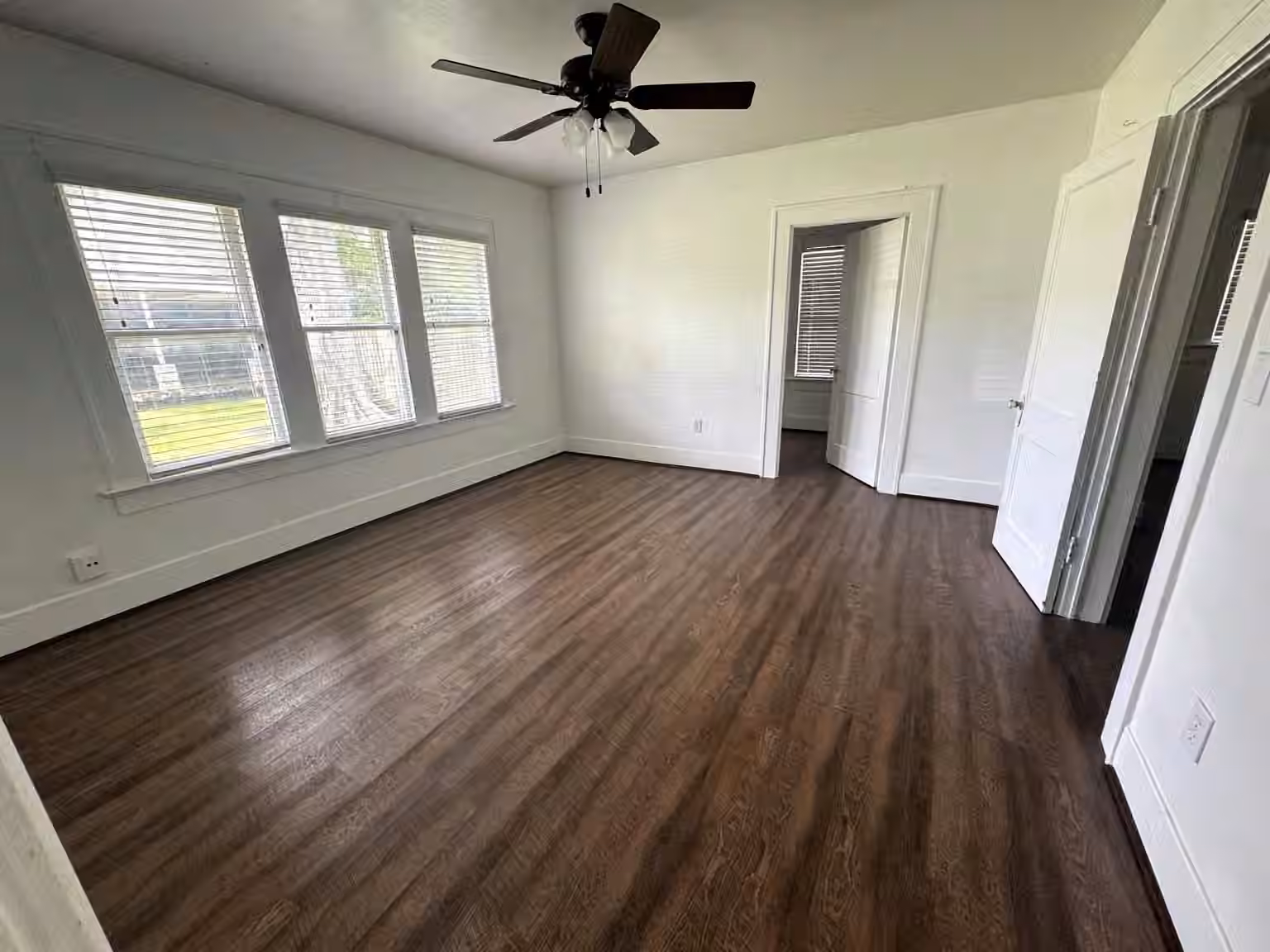Photo 7 of 913 Fowlkes Street, Sealy, TX