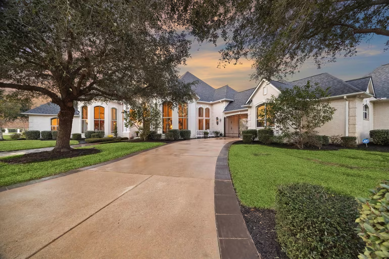Photo 3 of 7843 Lakebrook Drive, Missouri City, TX