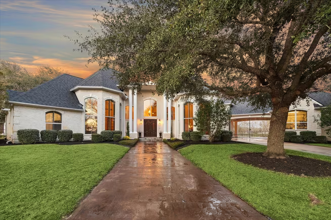 Photo 4 of 7843 Lakebrook Drive, Missouri City, TX