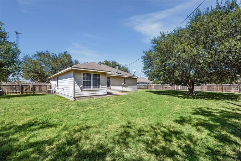 Photo 5 of 101 Willow Court, Navasota, TX