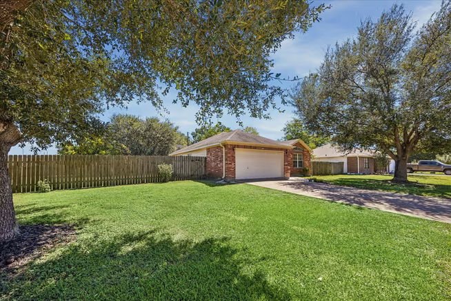 Photo 6 of 101 Willow Court, Navasota, TX