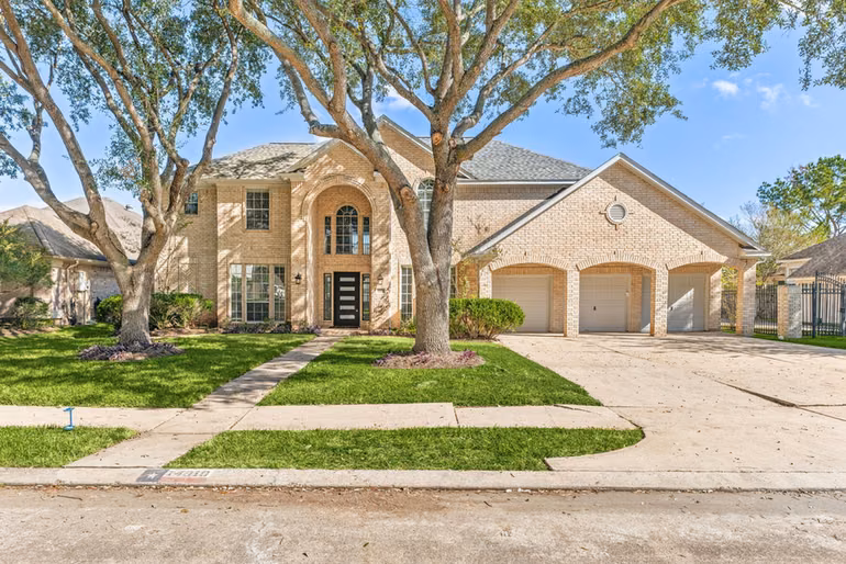 Photo 3 of 14910 Lake Woodbridge Court, Sugar Land, TX